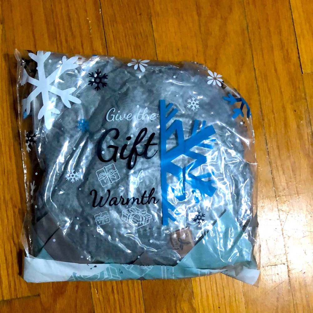 Lorome NWT Winter Glove, Scarf, Beanie set OS